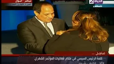 حرس الرئيس يمنع سيدة من لقائه.. شاهد رد فعل 