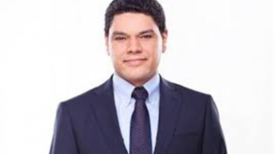 معتز عبدالفتاح مستعرضا إحدى ثلاجات الإنتاج الحربي: 