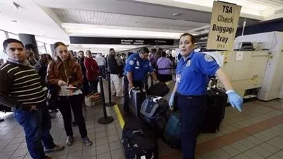 الأمن الأمريكي: سيتم إدخال العالقين بالمطارات بعد فحصهم أمنيًا