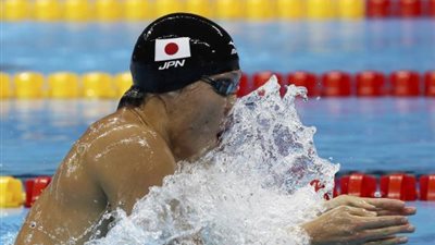 الياباني واتانابي يحطم الرقم القياسي لسباق 200 متر صدر