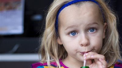 تقرير: اعتياد الأطفال على تناول المشروبات السكرية يبدأ منذ الطفولة !