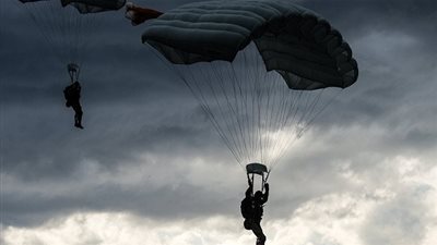 سقوط فتاتين من باراشوت في مصر أثناء رحلة (فيديو)