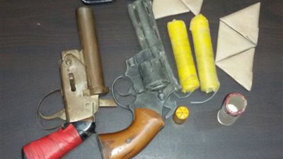 سقوط مسجل خطر بحوزته 2 سلاح ناري وعبوتين بدائيتين بالزاوية الحمراء