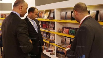 نائب سفير المغرب يقتني الأعمال الكاملة لبيتهوفن من جناح الأوبرا بمعرض الكتاب