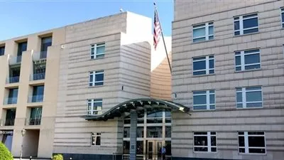 السفارة الأمريكية في برلين تعلق إصدار تأشيرات بعد حظر ترامب