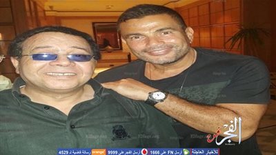 عمرو دياب يشاهد 