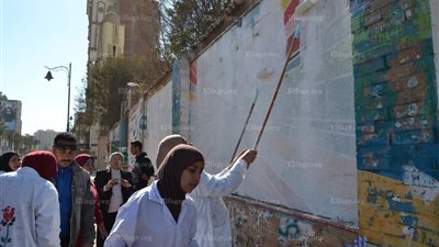 طلاب وطالبات مدارس السويس يشاركون في تجميل ودهان ميدان الأربعين (صور)