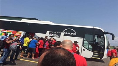 الحضري يخطف الأنظار فى مطار ليبرفيل