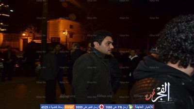 آسر ياسين ولطفي لبيب يصلان عزاء الشاعر سيد حجاب (صور)