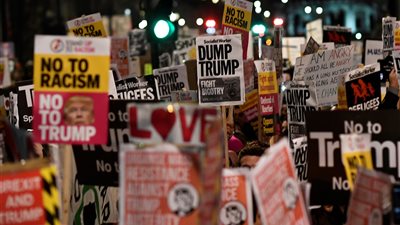 تظاهرات حاشدة بلندن للتنديد بقرار ترامب حول حظر الهجرة (الصور)