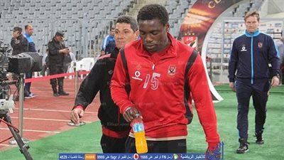 شاهد.. زيارة إيفونا لمعسكر المنتخب الوطني بالجابون ومداعبة مدافع الأهلي 