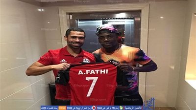 أحمد فتحي يهدي قميصه لـ