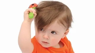 أسباب تساقط الشعر عند الاطفال.. وعلاجه