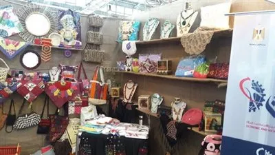 طلاب جامعة القاهرة يدربون أطفال الشوارع على أعمال يدوية بسيطة