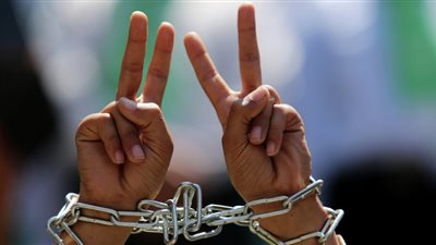 الأسرى الفلسطينيون يعلنون حالة الاستنفار في سجن 