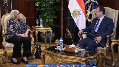 وزير الداخلية يستقبل رئيسة معهد الشرق الأوسط بواشنطن (صور)