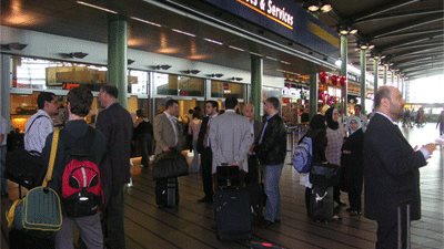 ستة ايرانيين عالقون في مطار امستردام منذ السبت بسبب مرسوم ترامب