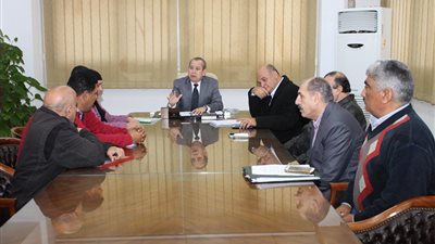 المحافظ يبحث تطهير المصارف بقرى 