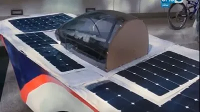 طلاب بجامعة زويل تحدوا الصعاب ونجحوا في اختراع سيارة تعمل بالطاقة الشمسية (فيديو)