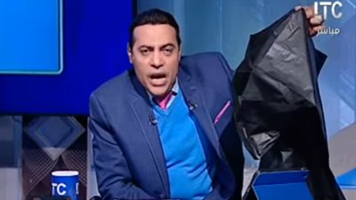 الغيطي يحمل كيس قمامة على الهواء (فيديو)