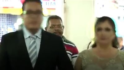 رجل يطلق النار على الضيوف في حفل زفاف انتقاما (فيديو)