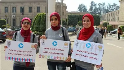 طلاب جامعة القاهرة يرفعون لافتات تضامنية مع المرأة العربية (صور) 