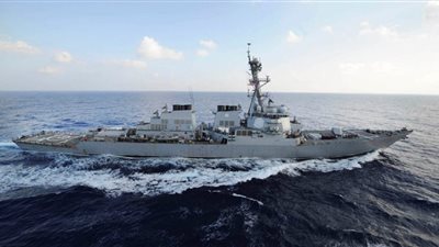 طراد صاروخي أمريكي يجنح في اليابان