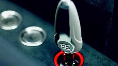 ماذا سيحدث اذا غيرت فجأة علبة السرعة الى الخلف وهي بسرعة 100 (فيديو)