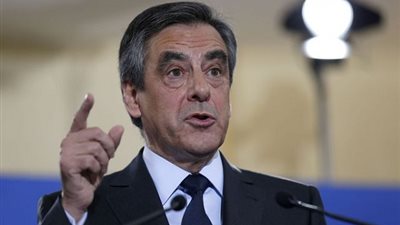 فيون يستنكر 