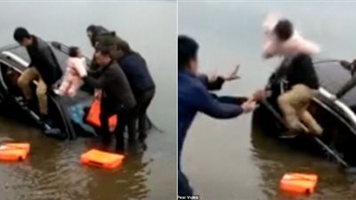 في مشهد صادم.. أب يلقي طفله للمارة لإنقاذه من الغرق (فيديو)