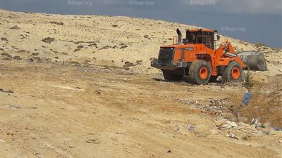 إزالة المخلفات الصلبة وتمهيد منطقة باب البحر في مطروح (صور)