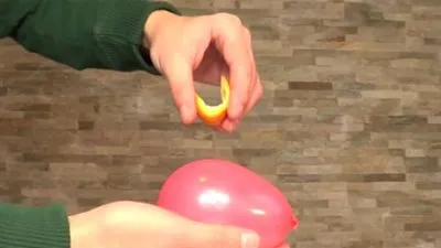 إحذر.. صوت فرقعة البالونات قد يصيب طفلك بفقدان السمع