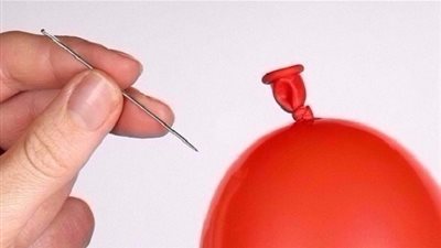 تحذير.. صوت فرقعة البالونات قد يصيب طفلك بفقدان السمع