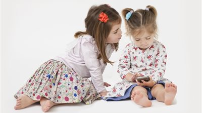 تعرفي على السن المناسب لاستخدام طفلك الموبايل 