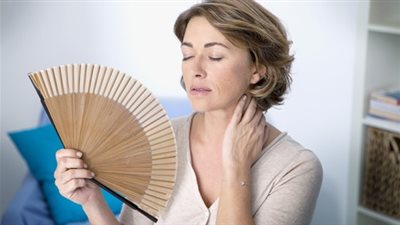 4 وصفات طبيعية لمواجهة الهبات الساخنة.. تعرفي عليها