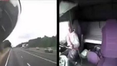 تدمير أسطول سيارات ملاكي ومصرع عدة أطفال بسبب تغيير أغنية على هاتف سائق (فيديو)