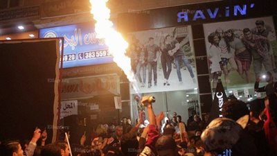 فرحة مئات المشجعين بفوز مصر على بوركينا فاسو بميدان الحصري (فيديو)