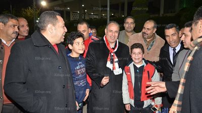 محافظ البحيرة يرتدي علم مصر ويشارك الأهالي فرحة فوز المنتخب (صور)