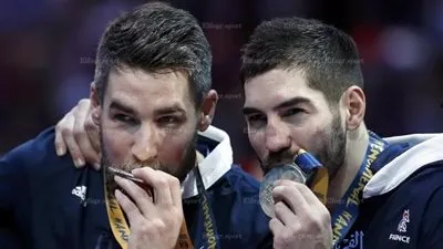 محكمة فرنسية تعاقب نجمي منتخب اليد بالسجن شهرين