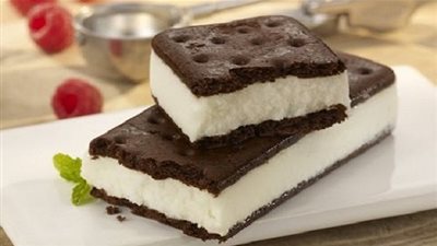 طريقة بسيطة لعمل سندوتش الأيس كريم لأطفالك