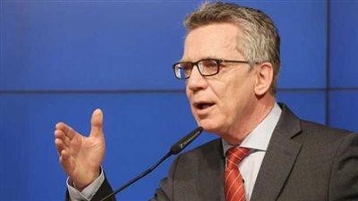 وزير الداخلية الألماني: المستشارة ميركل تعرف ما يتعين عليها فعله