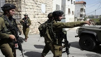 الاحتلال يقتحم سجن النقب ويعزل 14 أسيرا فلسطينيا في زنازين فردية (فيديو) 