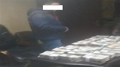 الأموال العامة تضبط أحد الأشخاص لقيامه بالإتجار في النقد الأجنبي بالنزهة