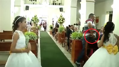 شاهد.. رجل يطلق الرصاص على مدعوين في حفل زفاف ! (فديو)