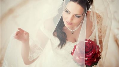 أصول تقاليد الزفاف.. الباقة من الثوم والطرحة لمنع الهرب