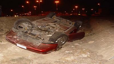 مصرع شخص وإصابة آخر في انقلاب سيارة بـ