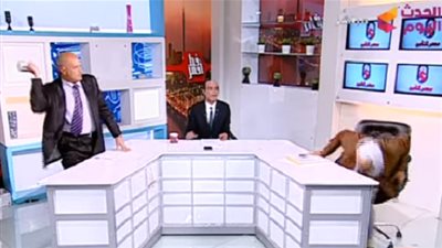 مشادة بالكراسي والألفاظ بين شيخان على الهواء  (فيديو)