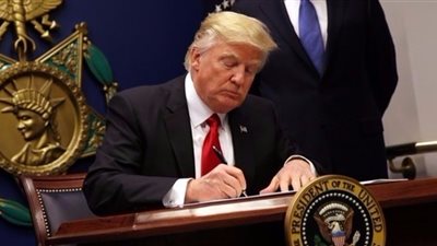 دعوى قضائية: قرار ترامب بحظر السفر ينطوي على تمييز ضد المسلمين