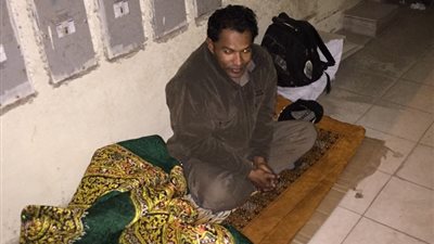 حارس مُعدات مشروع يلجأ لمداخل المستودعات والاستراحات هرباً من البرد