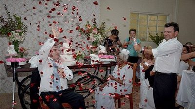 حب من أول نظرة.. خطوبة معمرة تبلغ من العمر 106 أعوام و رجل 66 عاماً (صور)